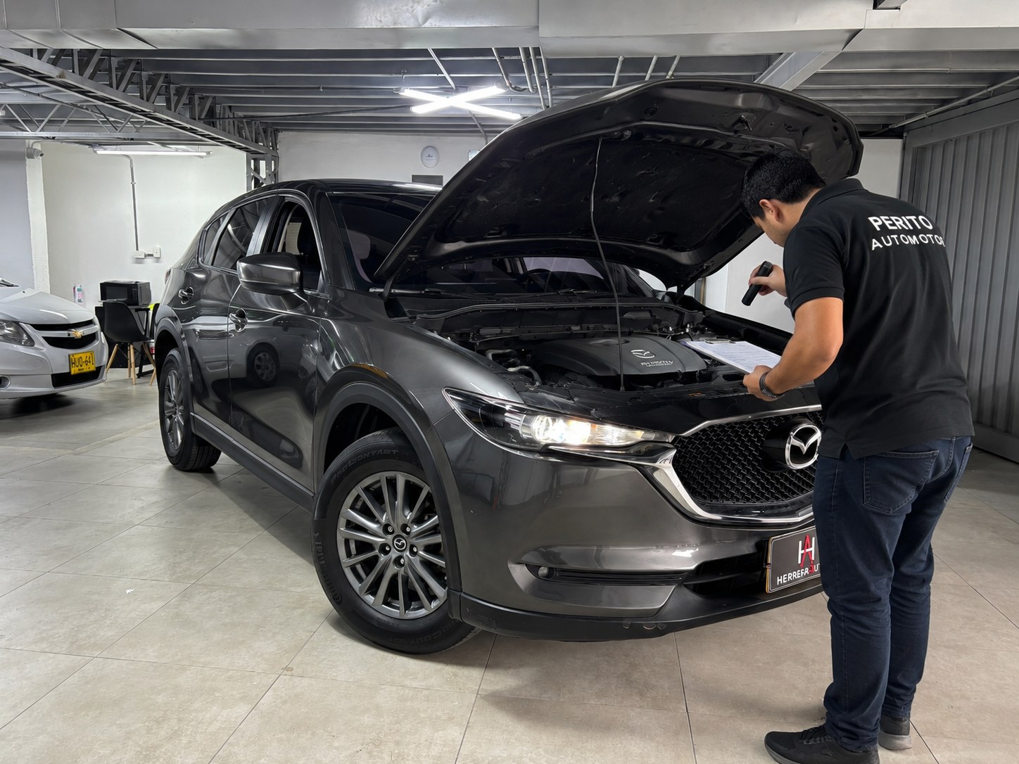 Perito automotor revisando un vehiculo en HerrerAutos
